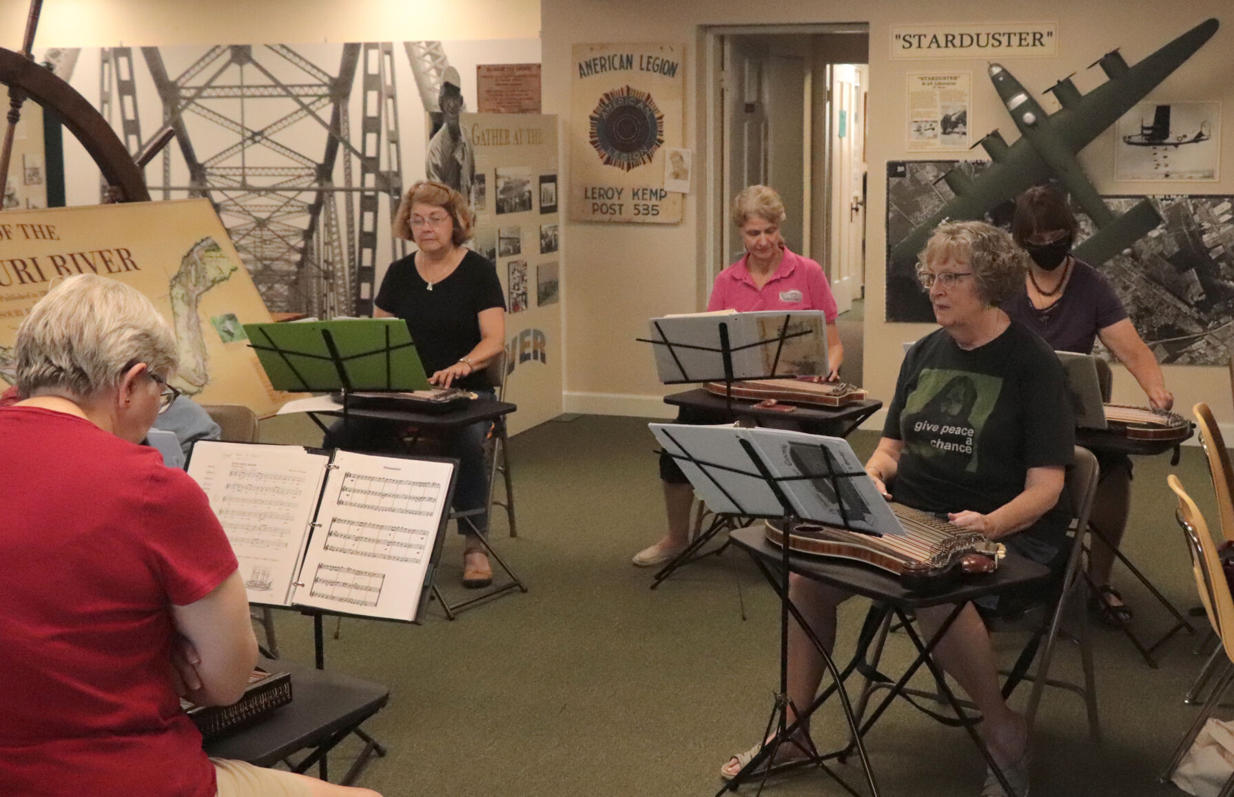 Schwarzer Zither Ensemble plays